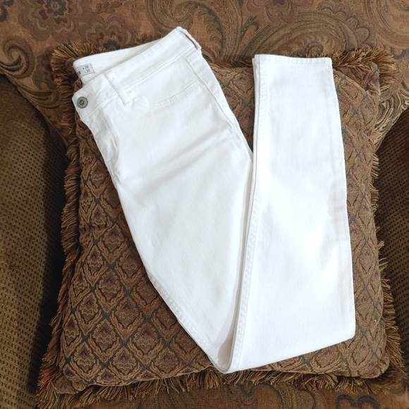 HOLLISTER jeans.  28 W - 31 L - Picture 1 of 11